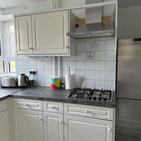 Spacious 2 Bed Flat Баркинг Екстериор снимка
