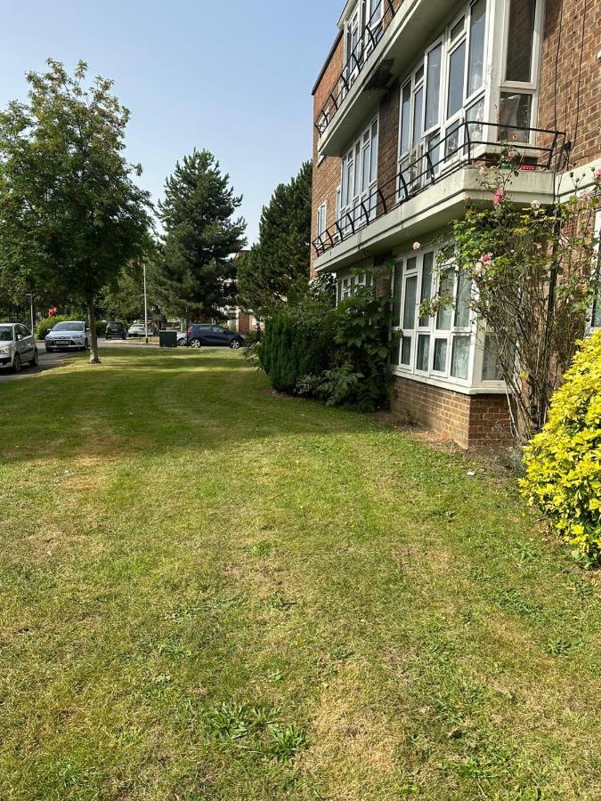 Spacious 2 Bed Flat Баркинг Екстериор снимка