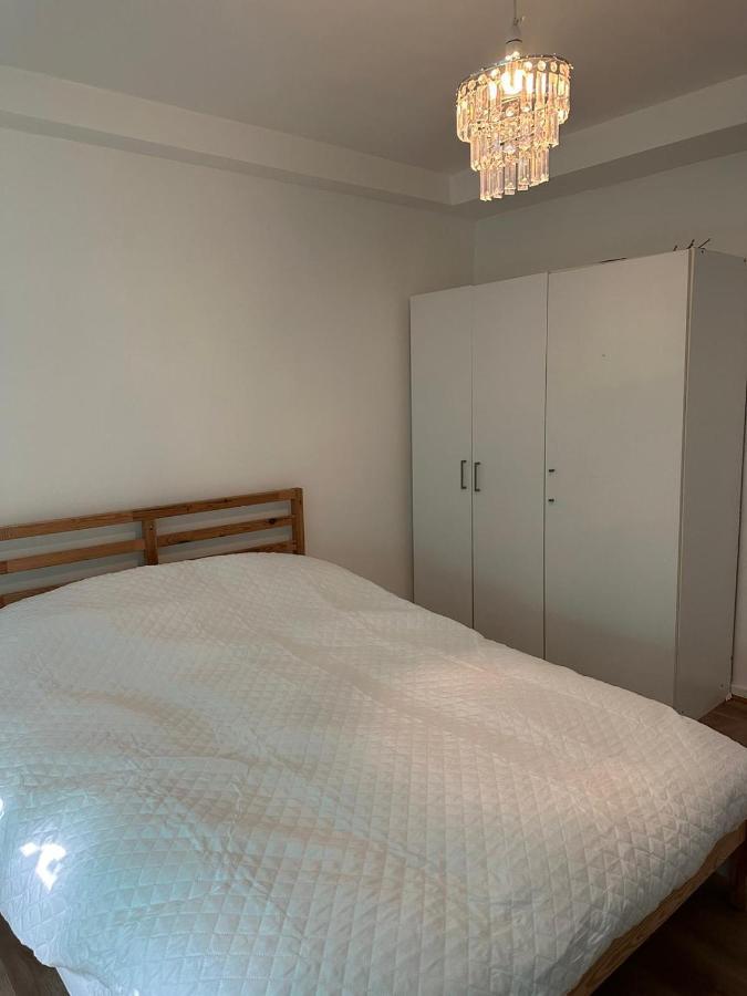 Spacious 2 Bed Flat Баркинг Екстериор снимка