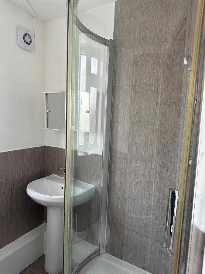Spacious 2 Bed Flat Баркинг Екстериор снимка