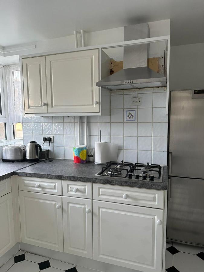 Spacious 2 Bed Flat Баркинг Екстериор снимка