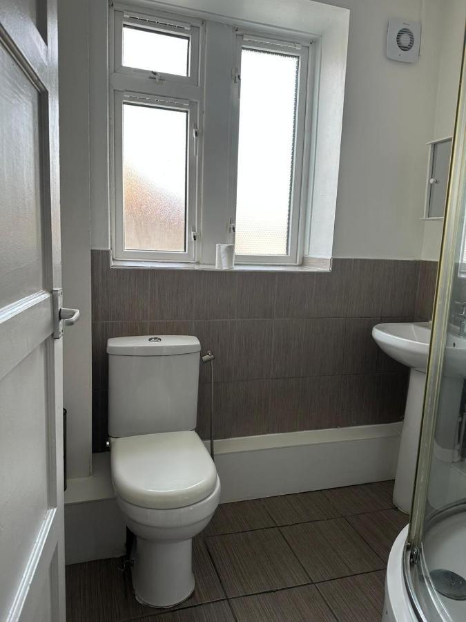 Spacious 2 Bed Flat Баркинг Екстериор снимка