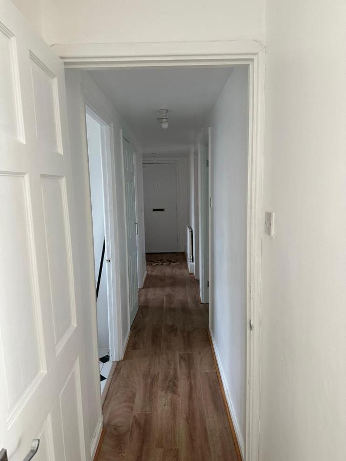 Spacious 2 Bed Flat Баркинг Екстериор снимка